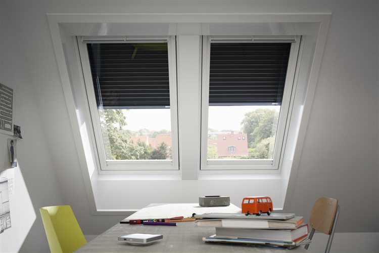 solarne-ovladana-vonkajsia-roleta-velux-2.jpg